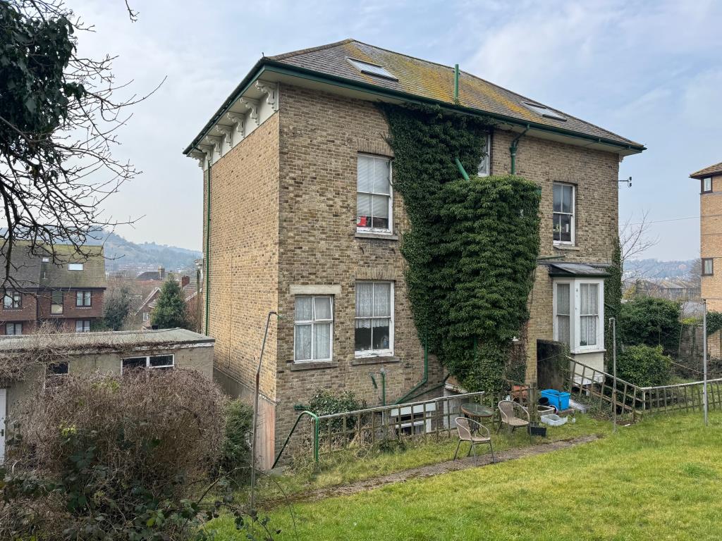 Lot: 70 - FREEHOLD DETACHED BLOCK OF FOUR TWO-BEDROOM FLATS - Rear of property